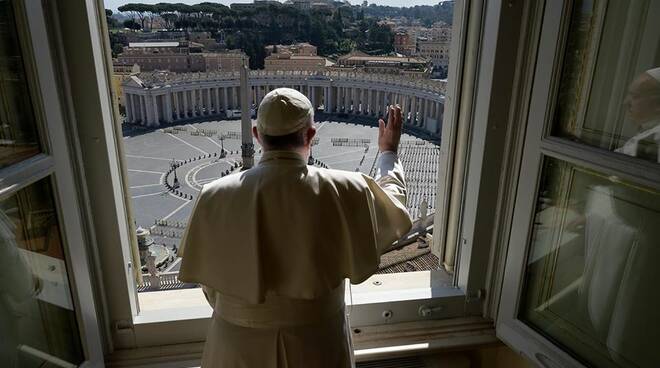 Habemus respiratoriorum : Anche Papa Francesco dopo le preghiere, dona 30 respiratori