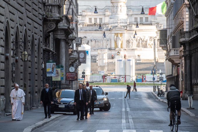 La Maglie contro Papa Francesco: “A spasso? C’è chi può: il buon esempio del buon Pastore”