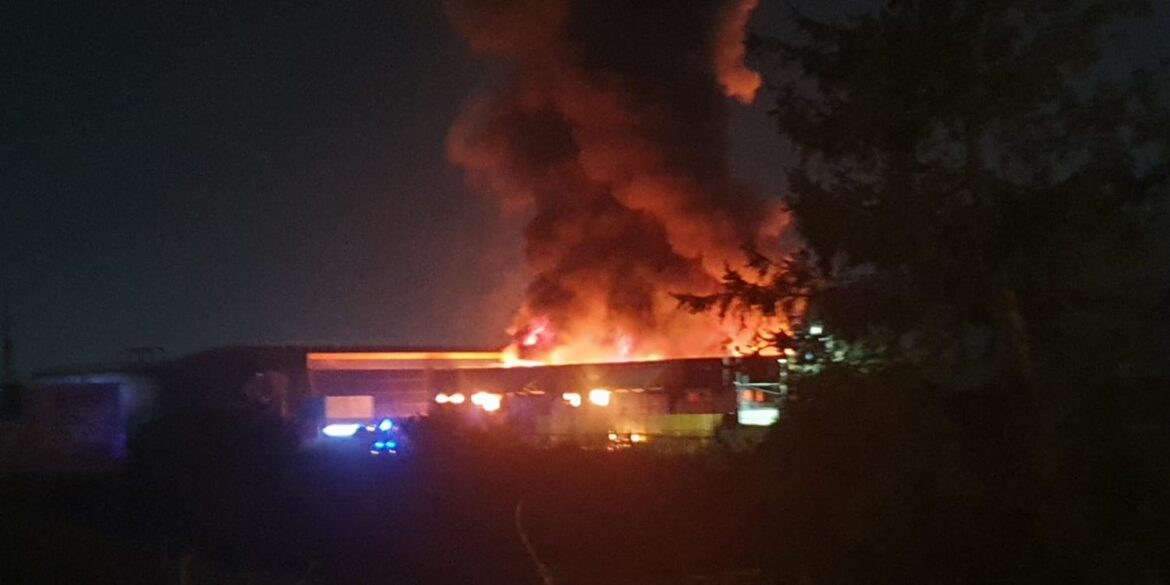 Grosso incendio nella zona industriale di Sarno