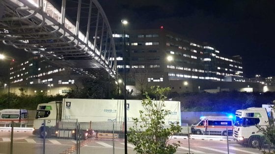 L’arrivo dei tir con i moduli prefabbricati è stato salutato dall’applauso di Ponticelli