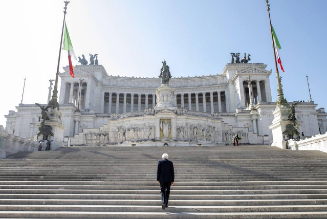 Mattarella con la mascherina all’Altare della Patria da solo