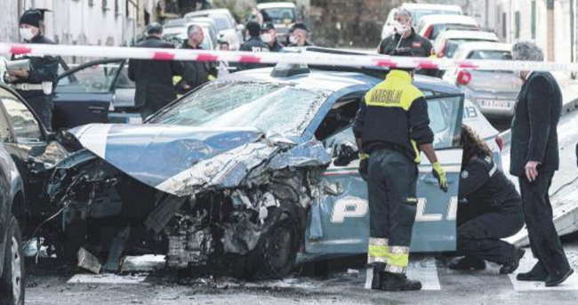 Omaggio al poliziotto ucciso a Napoli: sirene spiegate sotto l’abitazione