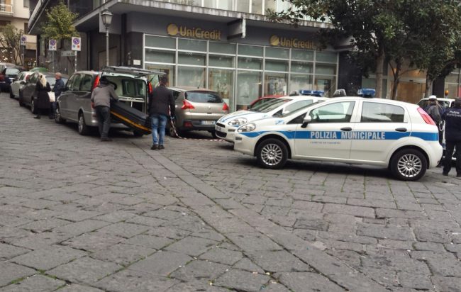 Si lancia dal balcone , muore sull’asfalto