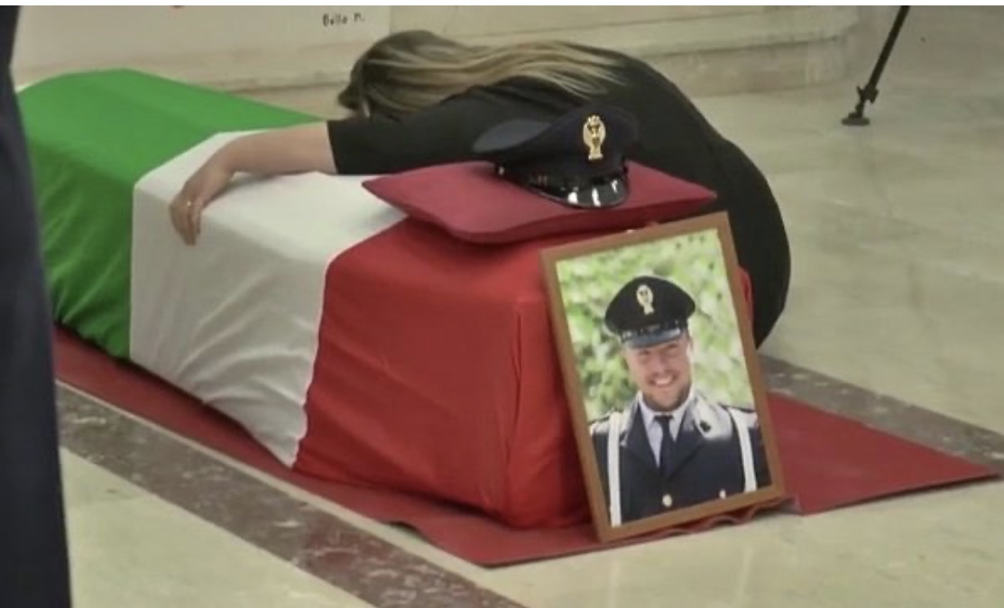 Napoli, i funerali del poliziotto Pasquale Apicella