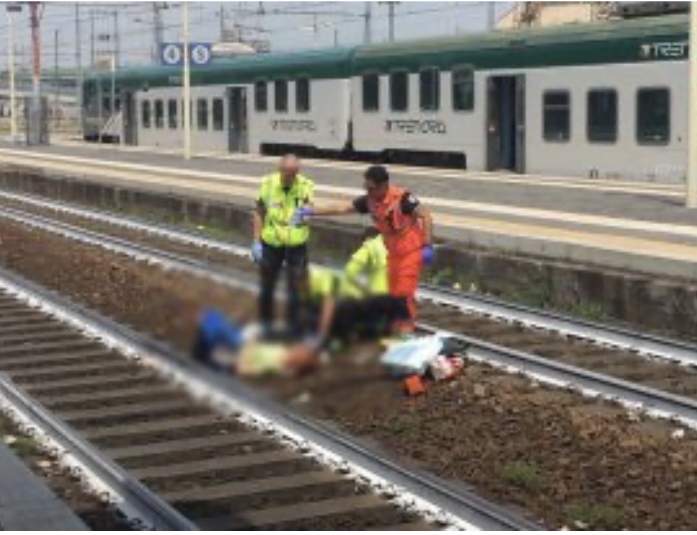 Donna muore travolta da un treno: attraversava i binari in bici