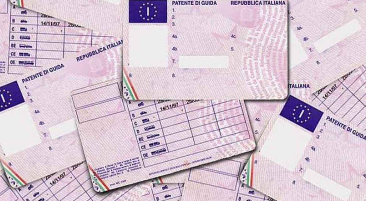 Patenti false vendute a 3mila euro, 12 misure tra Napoli e Caserta