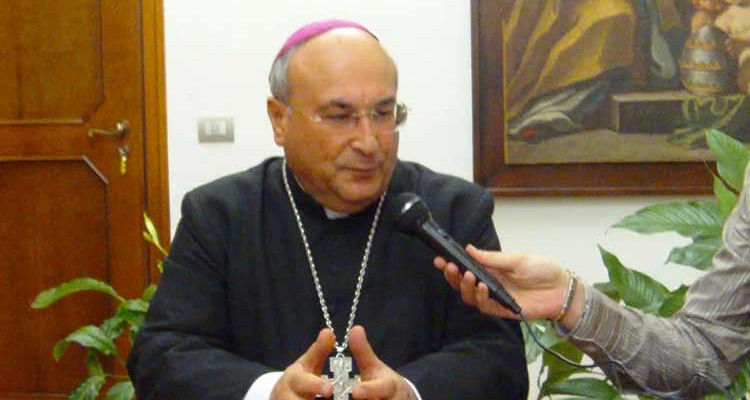 Il vescovo D’Alise: per i funerali si allinea a quella indicata dalla Conferenza Episcopale Italiana.