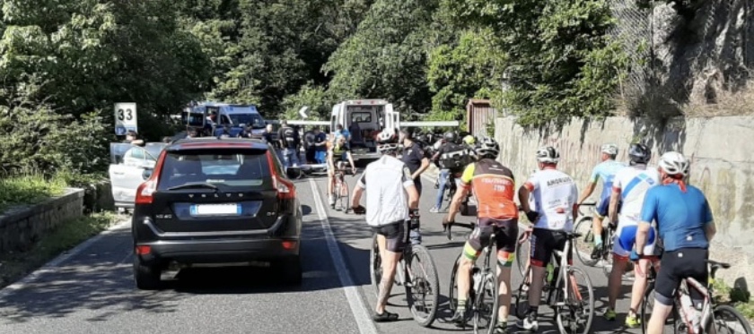 L’ennesimo incidente stradale: auto travolge un gruppo di motciclisti,centauro trasportato all’ospedale