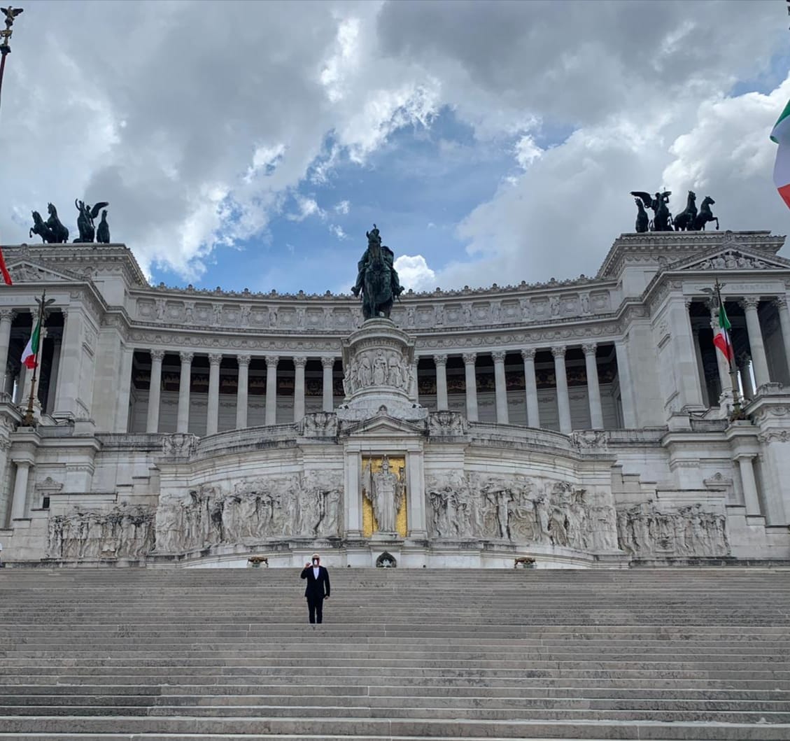 2 giugno Festa della Repubblica.  Scorribanda romana sull’Altare della Patria del fantasmagorico broker Sforza