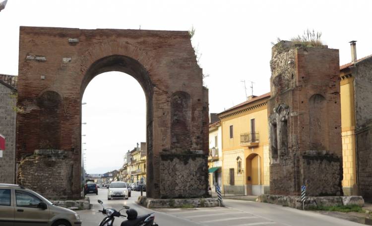 L’Arco di Adriano cade letteralmente a pezzi, interviene la procura