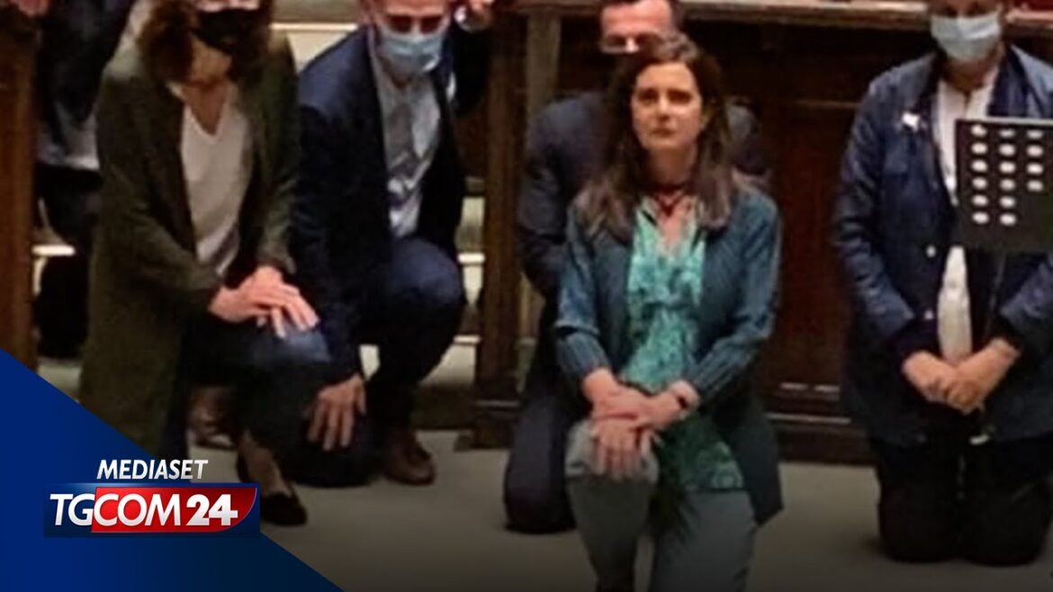 Sceneggiata ipocrita della Boldrini imitata da altri deputati del Pd in ricordo di George Floyd.