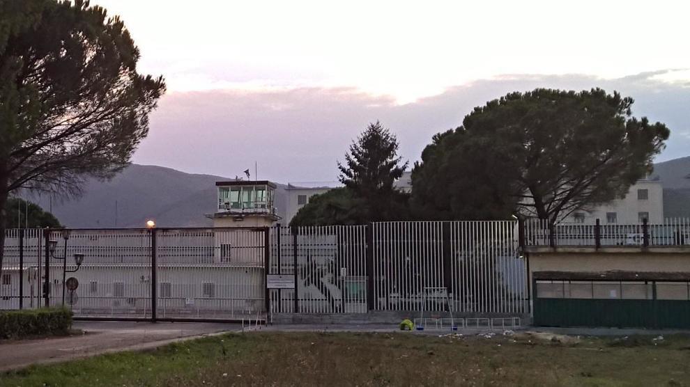 Prete deteneva 9 cellulari per i detenuti.  Bloccato dalla Polizia Penitenziaria