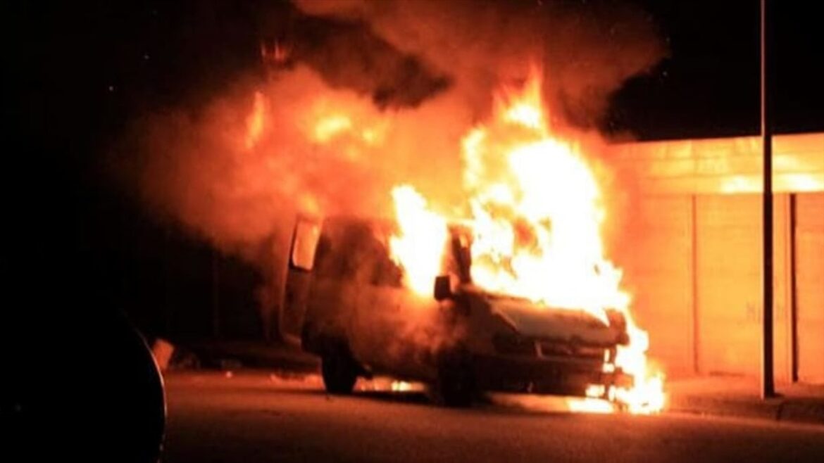 Mondragone: furgoncino bulgaro incendiato nella notte