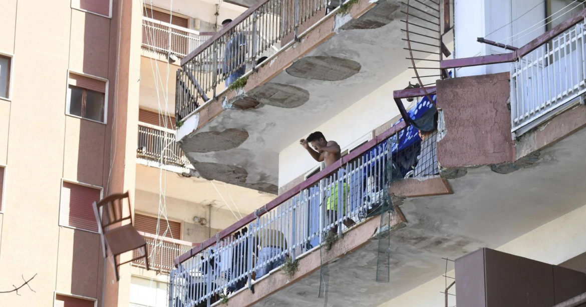 Rom lancia dal balcone una sedia contro i cittadini