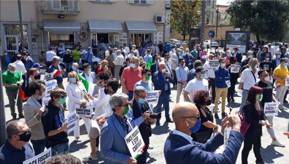 Il cdx va a mare, in Piazza Gramsci c’è solo chi è in cerca di un posto al sole