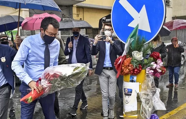 Salvini in via Calata Capodichino omaggia l’agente ucciso Apicella