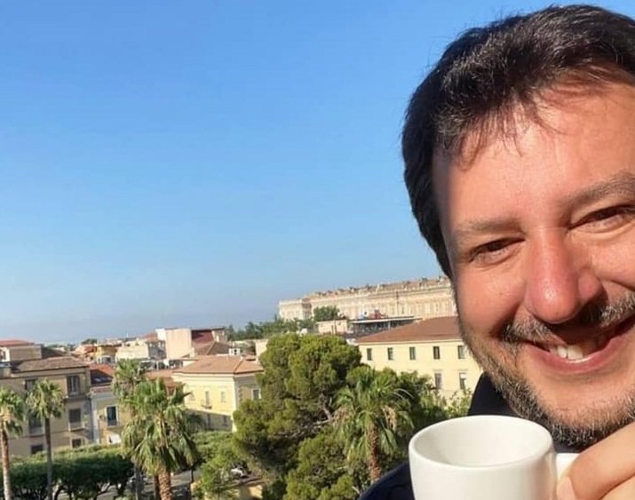 Salvini si affaccia in Piazza Vanvitelli e… cerca il Sindaco