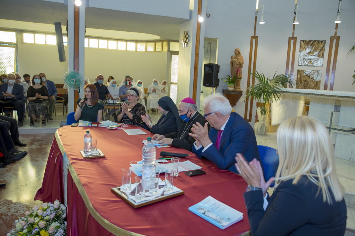 “Come angeli in terra”, successo ed emozione per la presentazione del libro sulla storia delle Suore della scuola Mater Amabilis di Casagiove