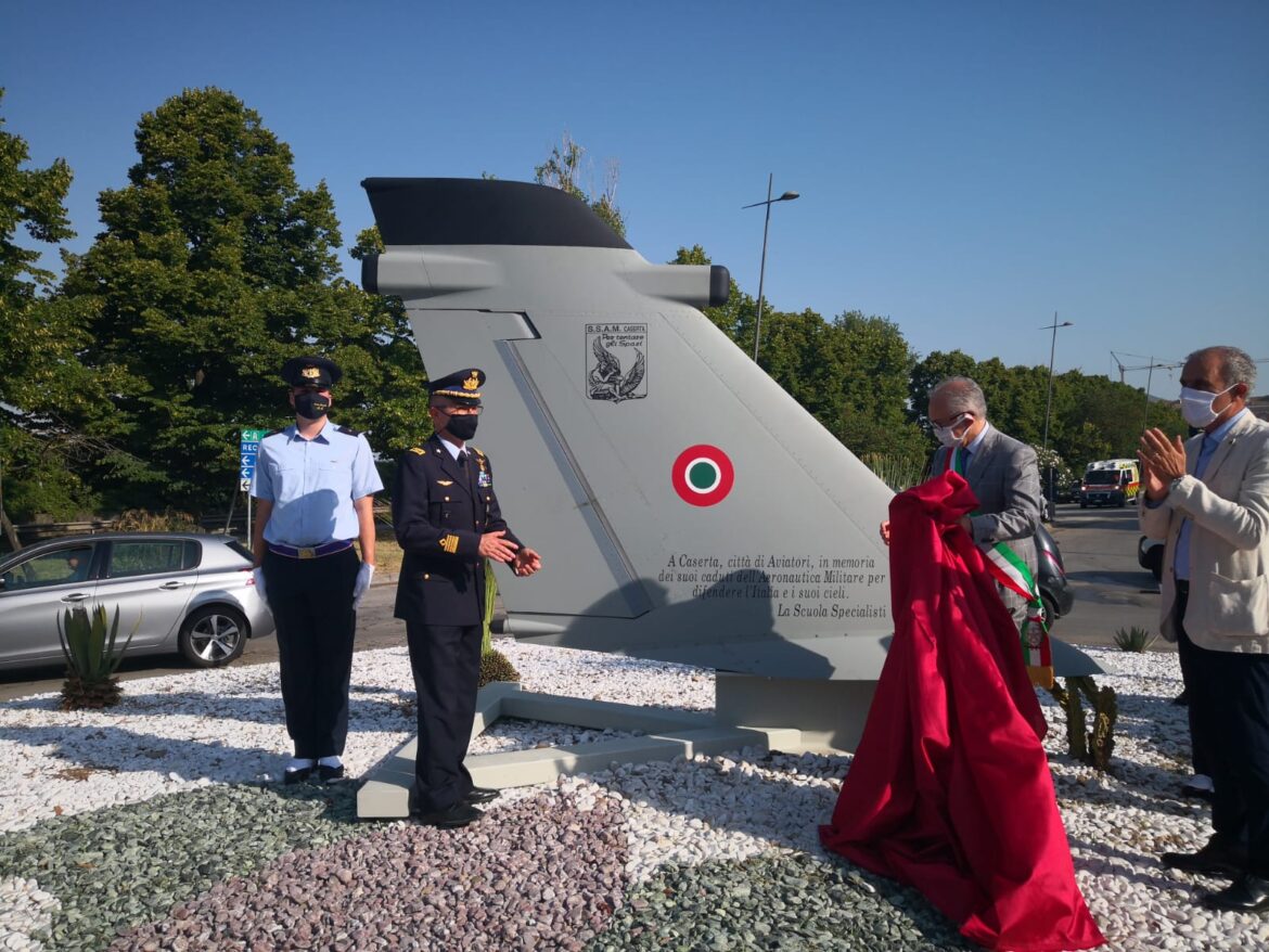 Una deriva del velivolo AMX è stata collocata sulla rotonda di Viale Carlo III