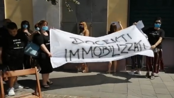 Docenti campani protestano presso l’Ufficio Scolastico Regionale della Campania