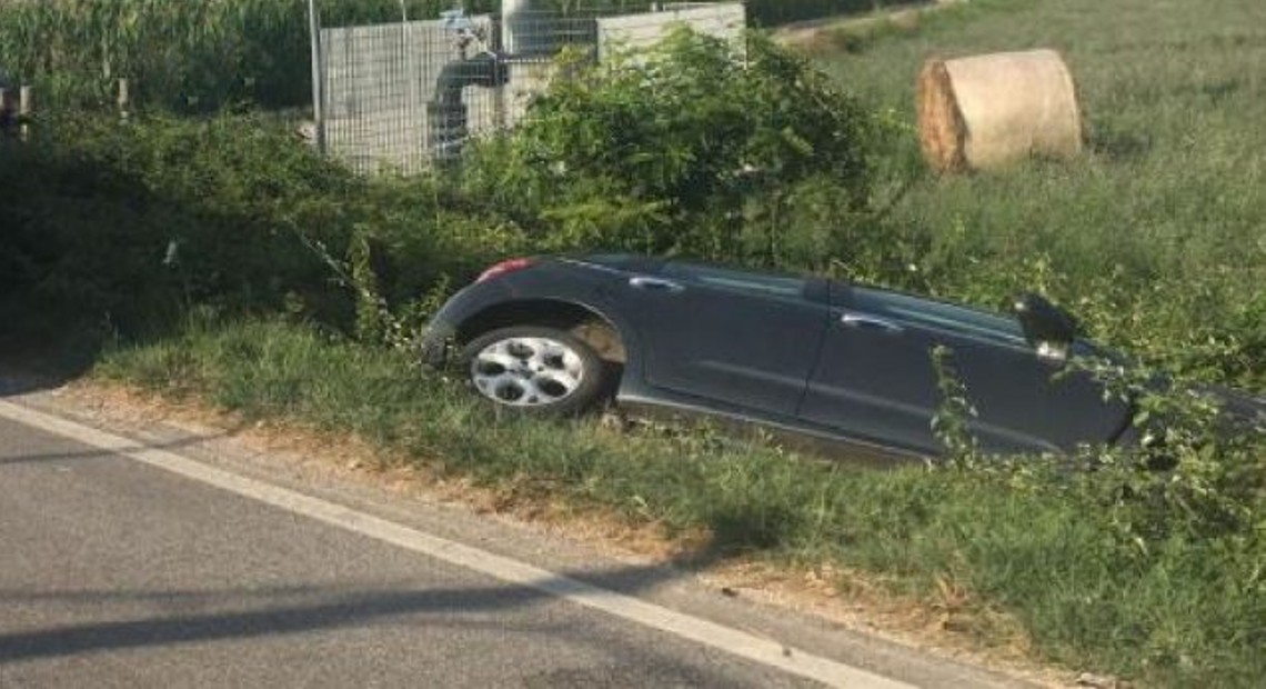 Schianto sulla Provinciale tra 2 auto, donna tra le lamiere