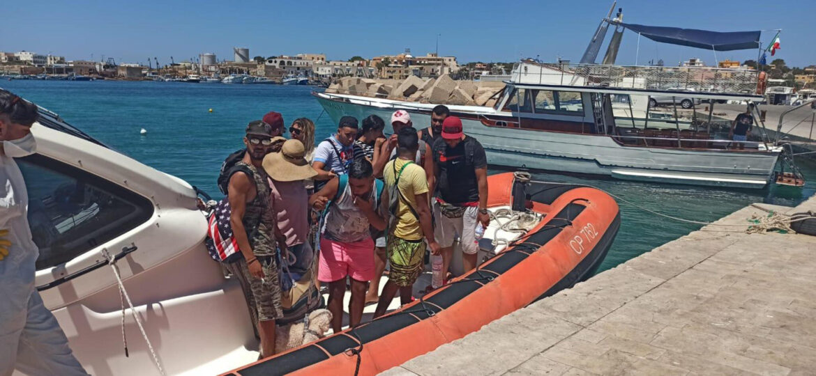 Migranti con barboncino a seguito, sbarcano a Lampedusa