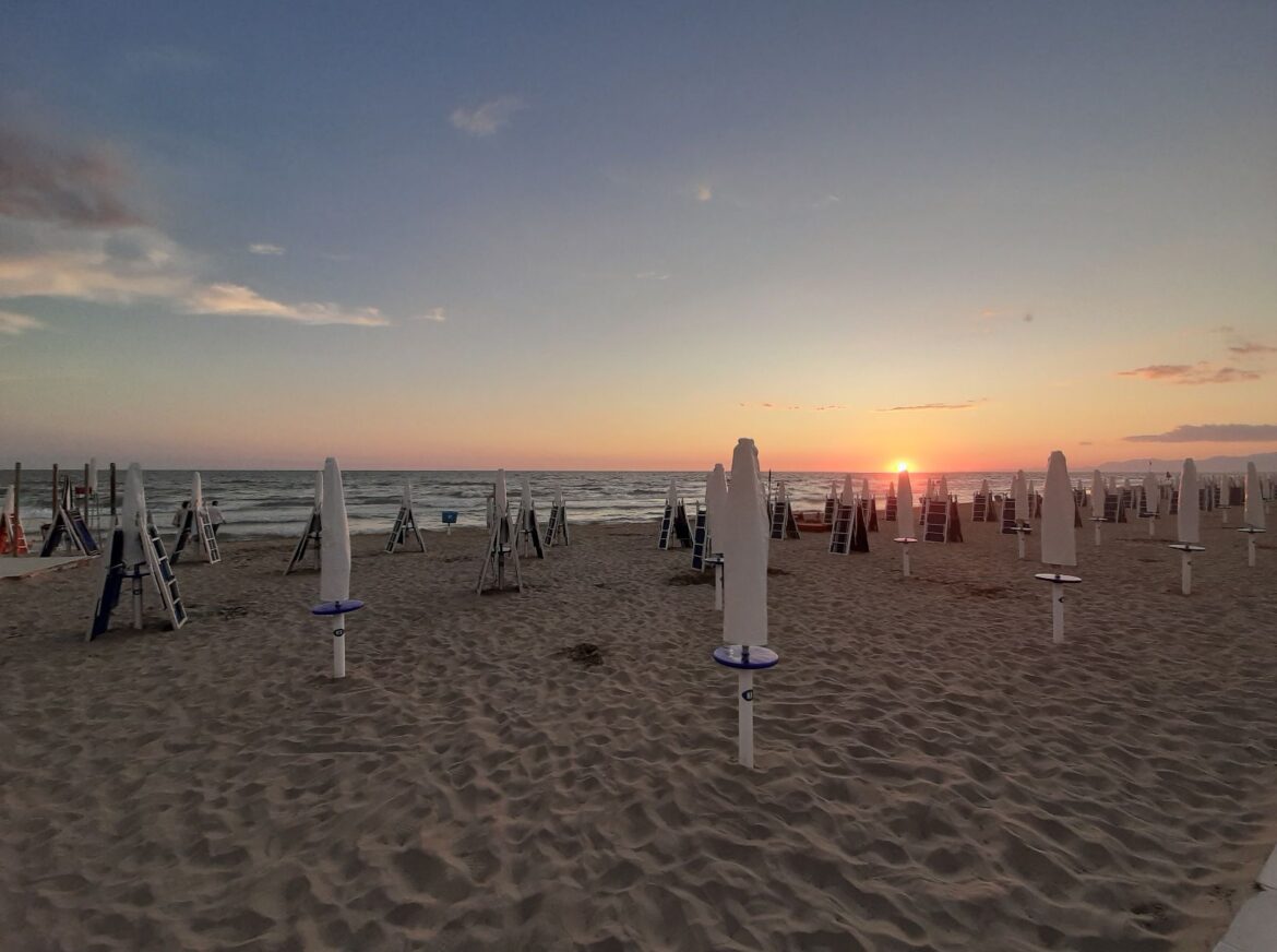 Senza MASCHERINE e Nessun DISTANZIAMENTO in Spiaggia.