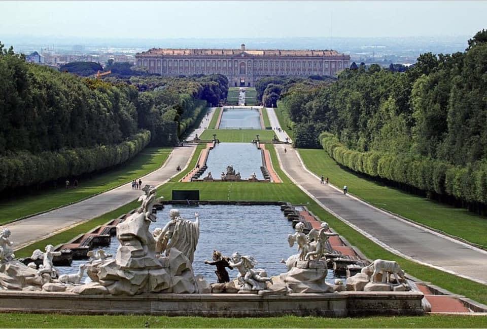 Reggia di Caserta, gli ingressi: Piazza Carlo di Borbone e Corso Giannone