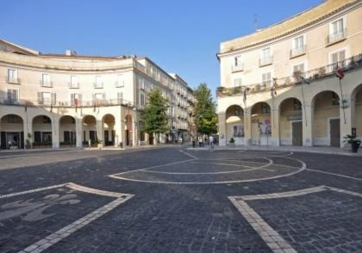 Circoli inutilizzati, insegne ammainate in Piazza