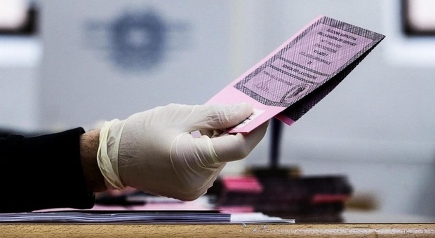 Votazioni bloccate, arrivano i carabinieri, c’è la ballerina