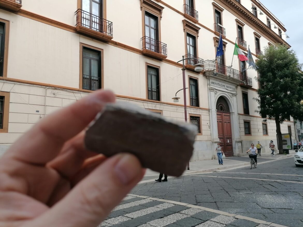 Tragedia sfiorata a Caserta: cadono calcinacci dal Palazzo della Provincia