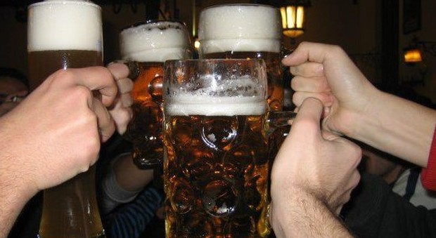 Positivi, fuori casa nel rione a bere la birretta