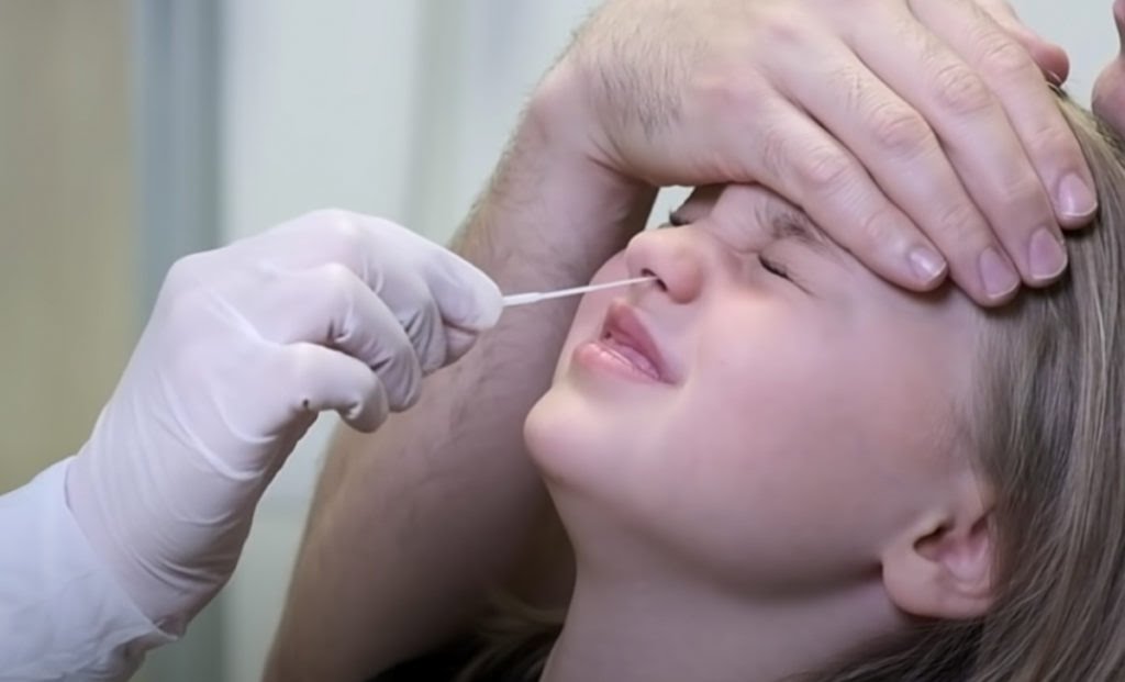 Tampone ai bambini, gli esperti: «Bimbi traumatizzati, lesioni a naso e gola»