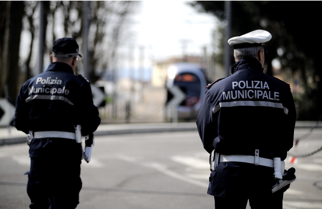 Donna denunciata dalla Polizia Municipale per violenza, resistenza e danneggiamento