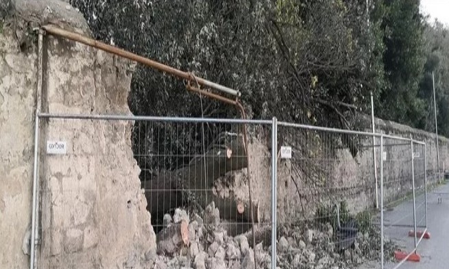 Abbattuto dal crollo di due querce, il muro di cinta a ridosso di via Passionisti