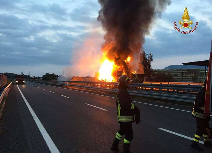 Automezzo in fiamme sull’A1 a 6 Km da Caserta Sud