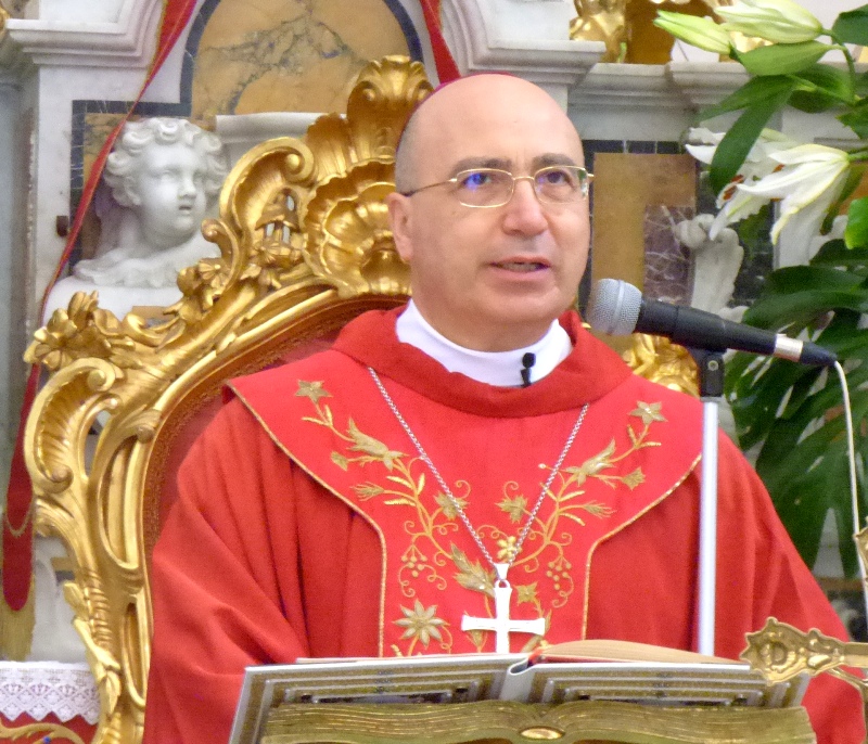 In questo giorno di festa  Monsignor Pietro Lagnese, nuovo Vescovo di Caserta, si insedia oggi