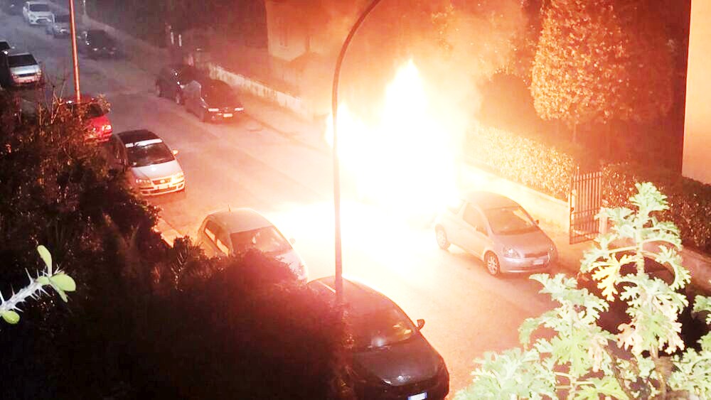 Auto a fuoco in Via Benevento