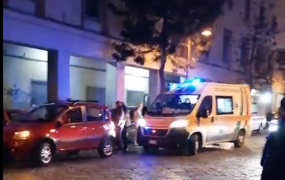 Clochard si accascia per una crisi, soccorso rifiuta le cure.