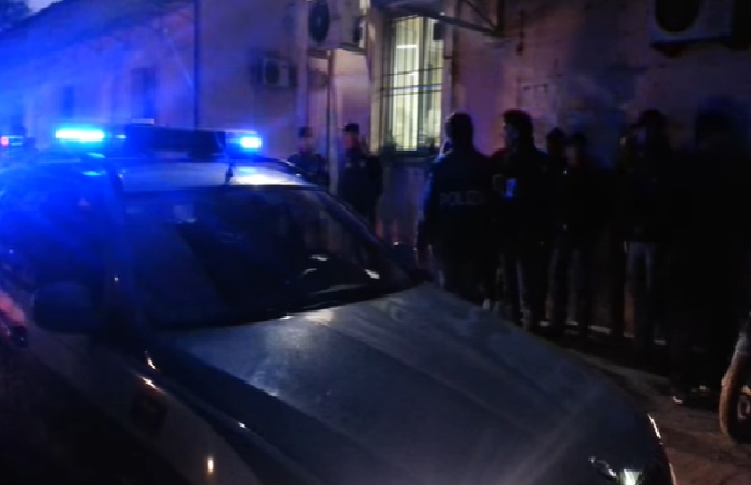 Poliziotti circondati nel Rione Tescione, tre arresti, ma un video smentisce