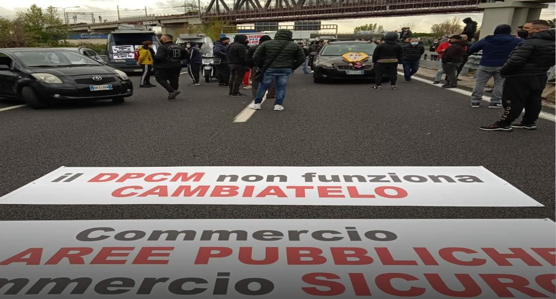 Protesta dei mercatali campani, bloccata l’A1