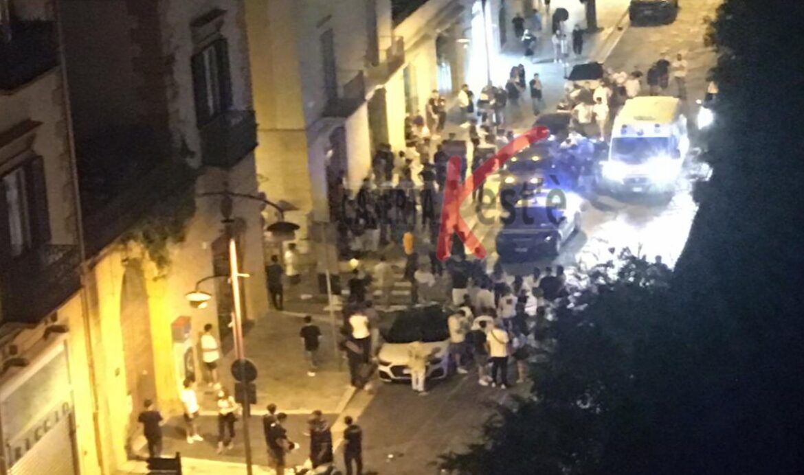 ESCLUSIVA. LE FOTO. MAXI RISSA nella notte tra Via Vico e Corso Trieste: un ragazzo accoltellato al braccio, 4 fermati e carabinieri accerchiati