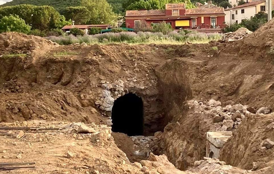 GLI SCAVI PER LA BRETELLA DI SAN LEUCIO PORTANO ALLA LUCE UNA CASA DEL 200 D.C.