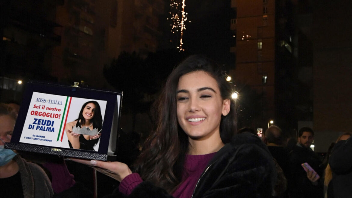 Scampia abbraccia la sua Miss Italia Zeudi Di Palma
