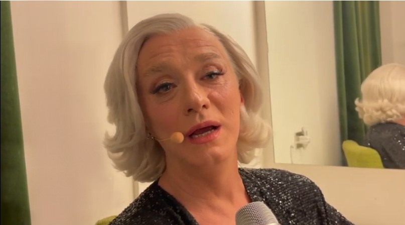 Prima tappa campana per il recital di Drusilla Foer dal titolo “Eleganzissima”