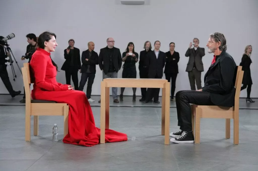 Marina Abramović mette all’asta per l’Ucraina la sua performance più celebre