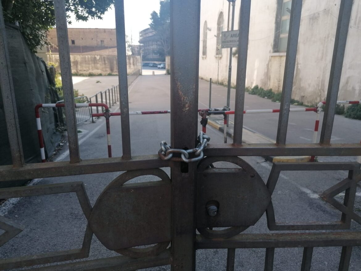 La municipale c’è, sanzionati tre parcheggiatori abusivi nella Caserma Pollio.