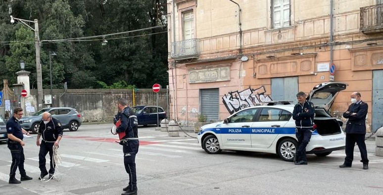 Si sente male alla guida, colpisce le auto in sosta