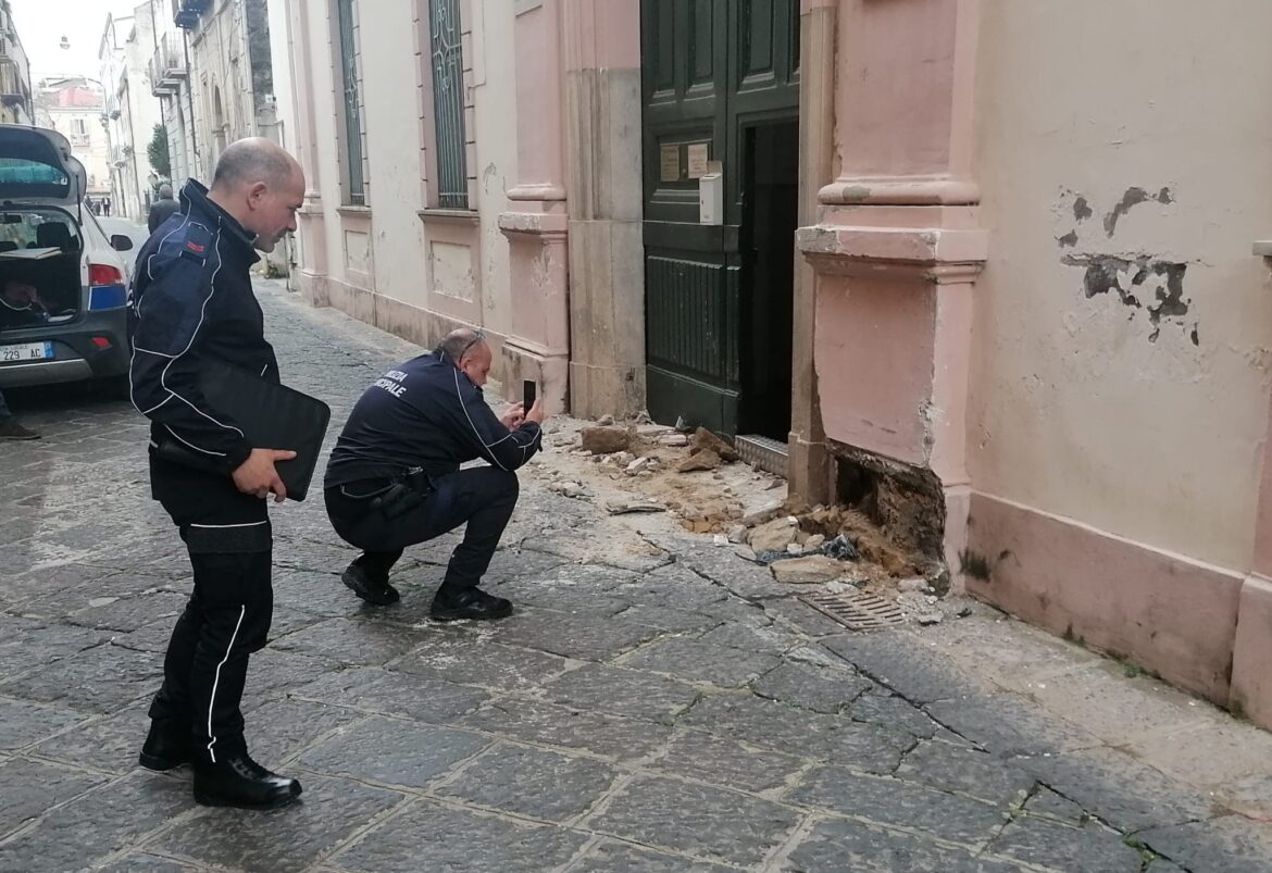 Perde il controllo dell’auto e finisce contro l’ingresso dell’Istituto S.Andida