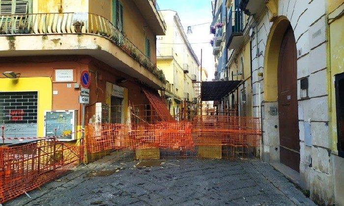 Via Vico ostaggio da mesi per palazzo pericolante